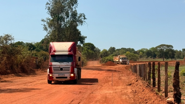 Obras de pavimenta&ccedil;&atilde;o em dire&ccedil;&atilde;o ao Assentamento Novo Horizonte avan&ccedil;am a todo vapor!